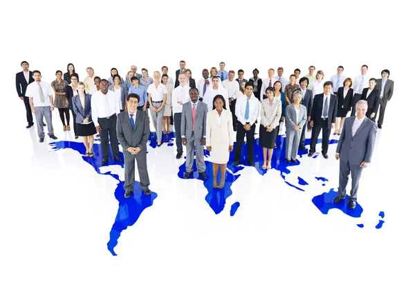 Affärskollegor stående på världskartan — Stockfoto