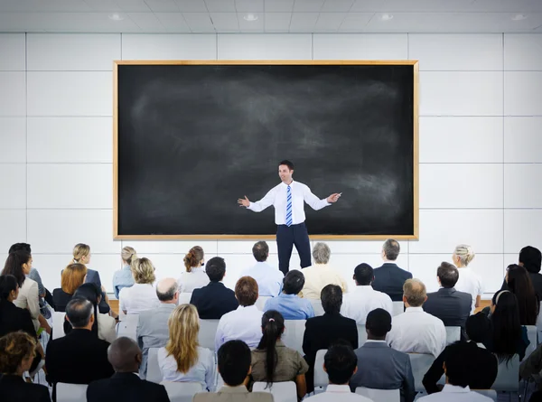 Geschäftsmann hält Vortrag im Sitzungssaal — Stockfoto