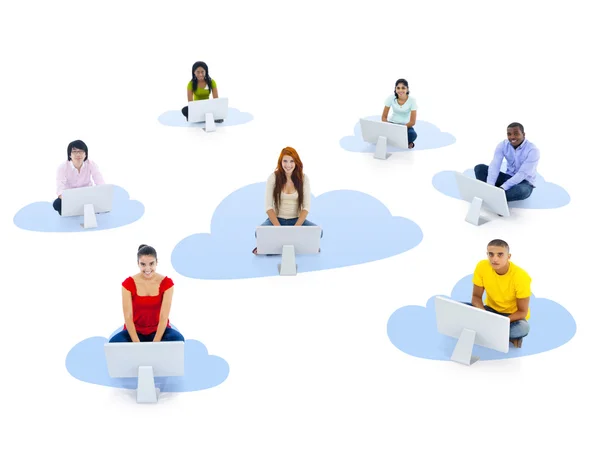 Personer som sitter på moln med dator — Stockfoto