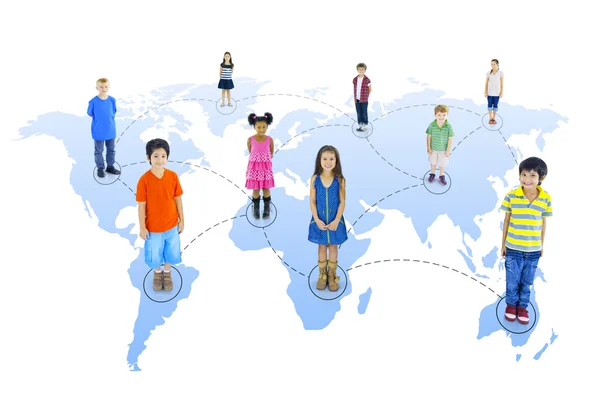 Τα παιδιά στέκονται σε παγκόσμιο χάρτη — Φωτογραφία Αρχείου