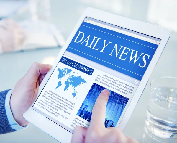 Hombre leyendo noticias en la tableta — Foto de Stock