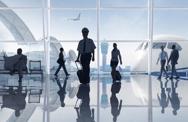 Diferentes personas en Aeropuerto — Foto de Stock