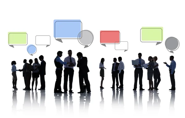 Pessoas de negócios discutindo com bolhas de fala — Fotografia de Stock