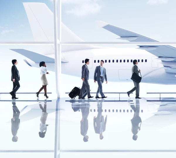 Gente de negocios caminando en aeropuerto —  Fotos de Stock