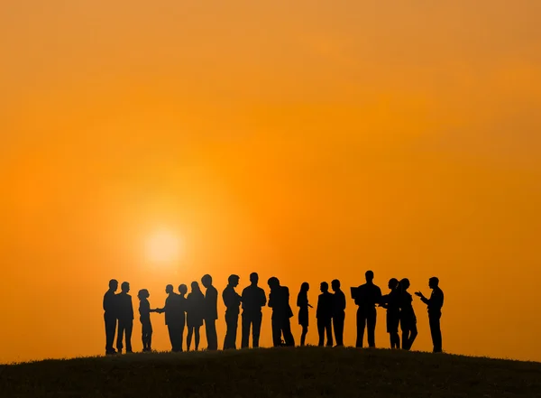 Zakenmensen die buiten werken — Stockfoto