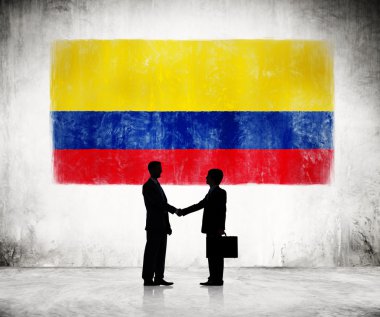 İki işadamı el sıkışıyor.