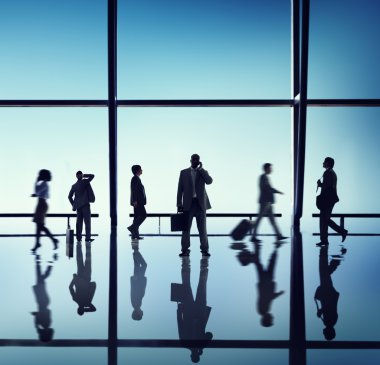 Havaalanında telefonda konuşan işadamı