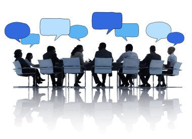 İş adamları bir yönetim kurulu odasında konuşuyor