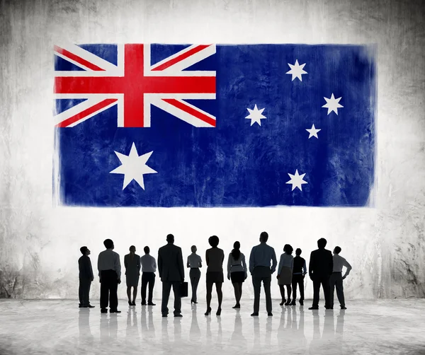 Mensen uit het bedrijfsleven kijken naar Australische vlag — Stockfoto