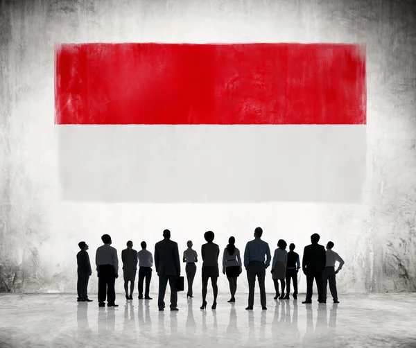 Business People Guardando la bandiera indonesiana — Foto Stock