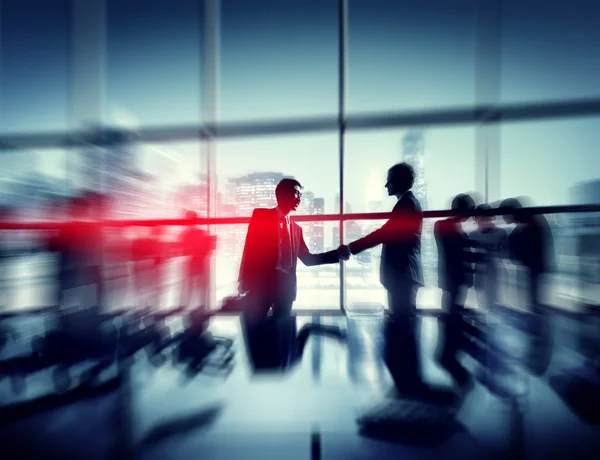 Twee zakenlieden handshaking — Stockfoto