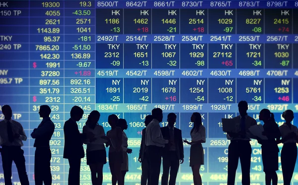 Geschäftsleute mit Börsenmarkt — Stockfoto