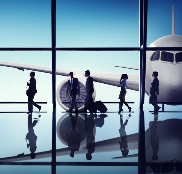 Empresários no aeroporto — Fotografia de Stock