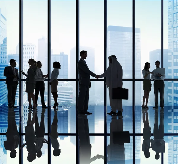 Les gens d'affaires poignée de main dans le bureau — Photo