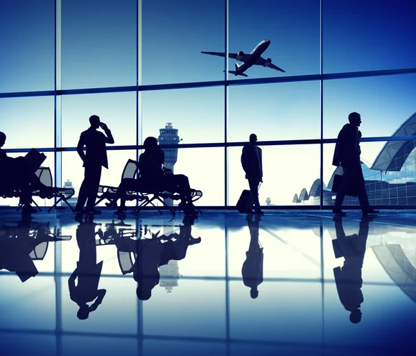 Gente de negocios esperando en un aeropuerto —  Fotos de Stock