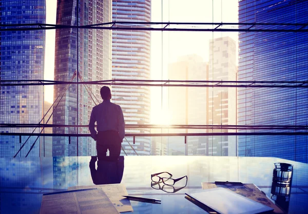 Empresario Pensando en edificio de oficinas — Foto de Stock