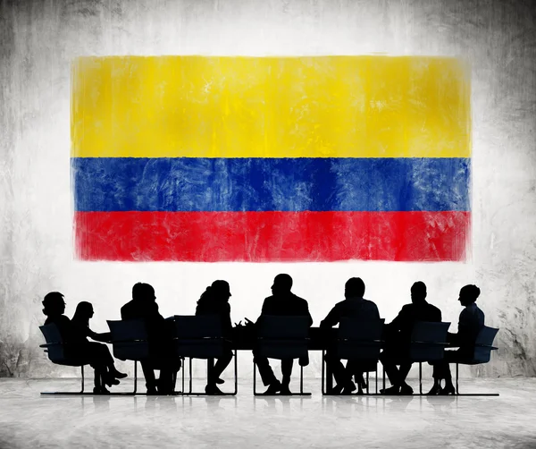 Mensen uit het bedrijfsleven met Colombiaanse vlag — Stockfoto