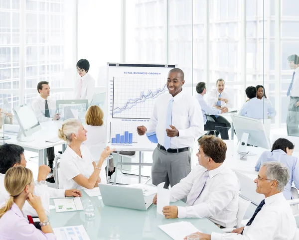 Business folk med Presentation — Stockfoto