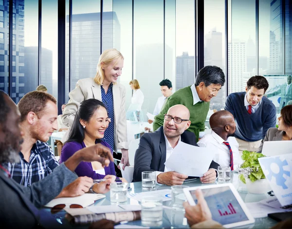 Pessoas Brainstorming no escritório — Fotografia de Stock