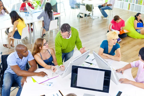 Menschen, die über Geschäftsfragen diskutieren — Stockfoto