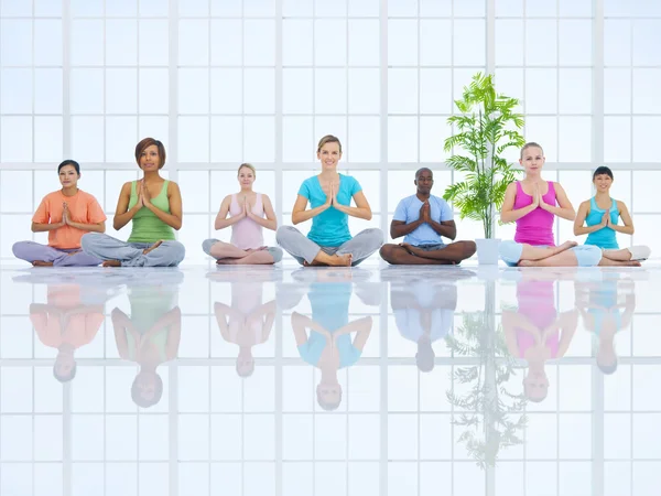 Pessoas multi-étnicas que exercem Yoga — Fotografia de Stock