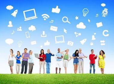 Dijital aygıtlar kullanan insanlar