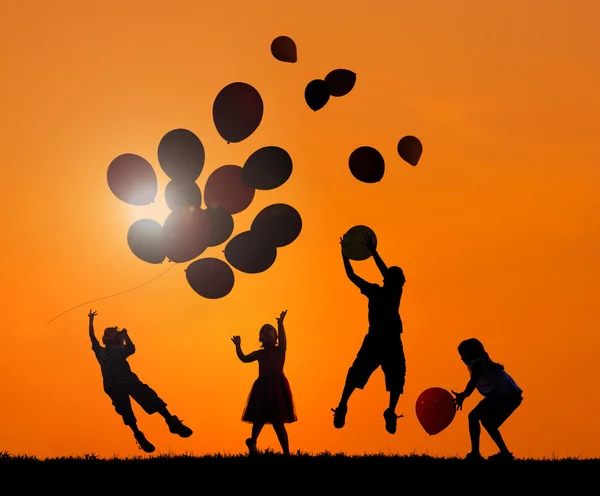 Bambini all'aperto giocare palloncini — Foto Stock