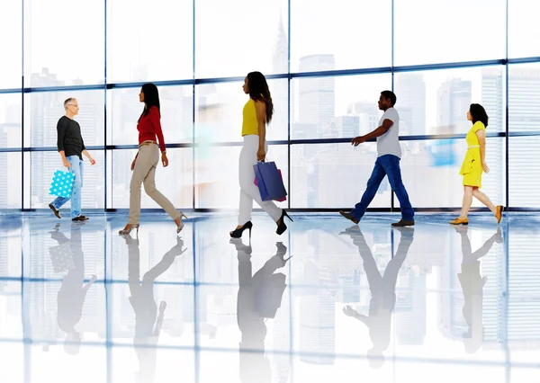 Mensen lopen met shopping tassen — Stockfoto