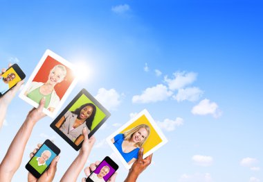 insanlar sosyal için elektronik cihazlarda