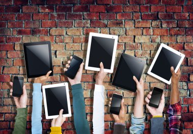 Dijital Tablet ve cep telefonları Holding eller