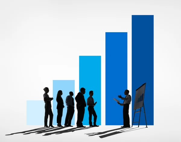 Mensen uit het bedrijfsleven met blauwe grafiek — Stockfoto