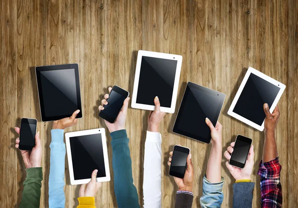 Gruppe der Hände, die digitale Geräte halten — Stockfoto