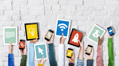 Dijital Aygıtları Tutan Eller Grubu