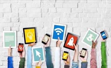 dijital cihazlar tutan eller