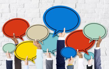 konuşma balonları tutan eller