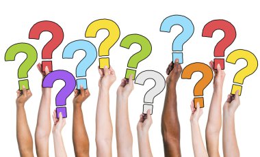 Soru işaretleri tutan insanlar