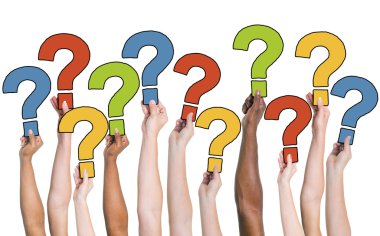 Soru işaretleri tutan insanlar