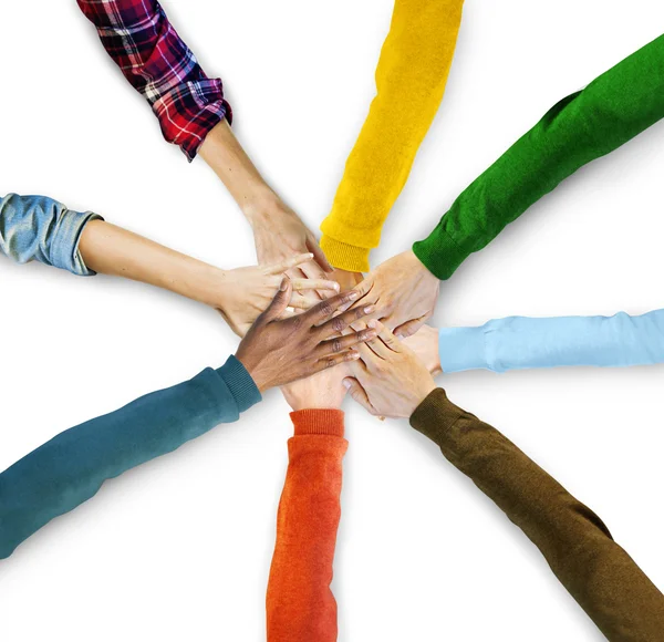 Grupo de mãos diversas juntas — Fotografia de Stock