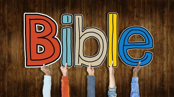 Manos sosteniendo la palabra Biblia —  Fotos de Stock