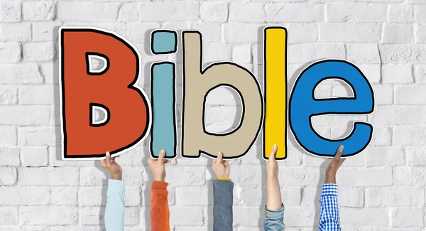 Ruce držící slovo Bible — Stock fotografie