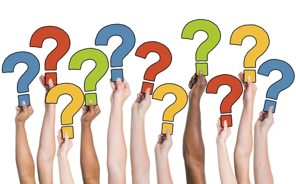 Soru işaretleri tutan insanlar