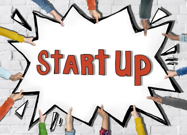 Manos sosteniendo la palabra Start Up — Foto de Stock