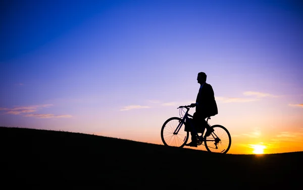 Empresário andar de bicicleta na colina — Fotografia de Stock