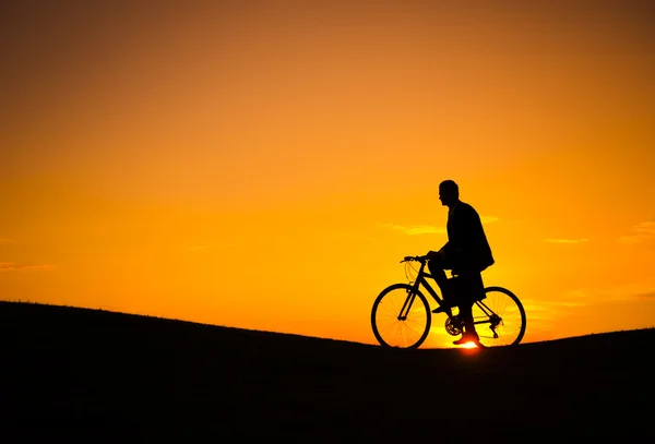 Empresário andar de bicicleta na colina — Fotografia de Stock