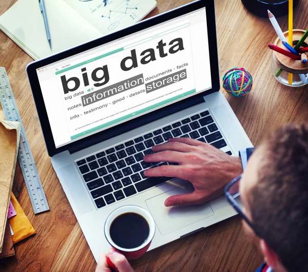 Mann liest Definition von Big Data — Stockfoto