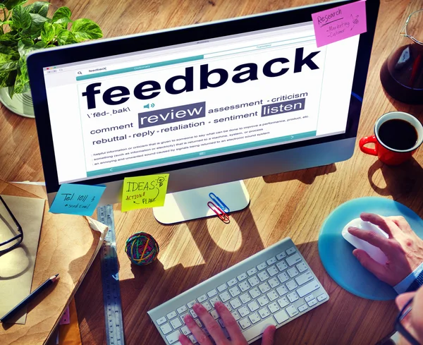 Lettura da parte dell'uomo della definizione di feedback — Foto Stock