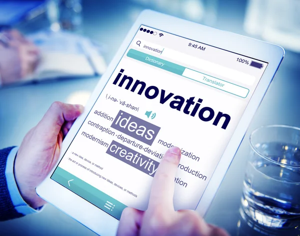 Man lezing definitie van innovatie — Stockfoto
