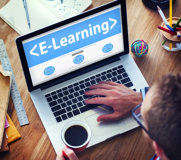 Estudiante en laptop con E-Learning Concept — Foto de Stock