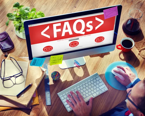 Affärsman på datorn med Faqs koncept — Stockfoto