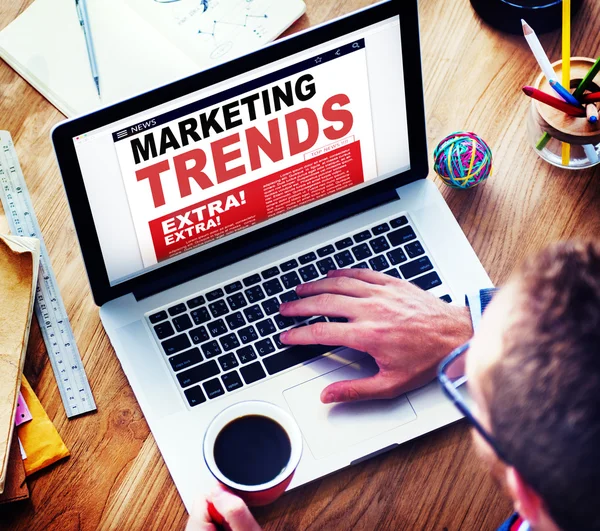 Computer portatile con concetto di tendenze di marketing — Foto Stock